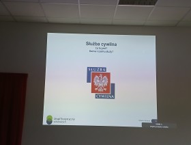 tablica ze slajdem z prezentacji