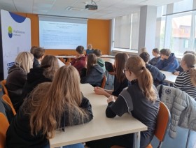 zdjęcie uczniów siedzących przy stole